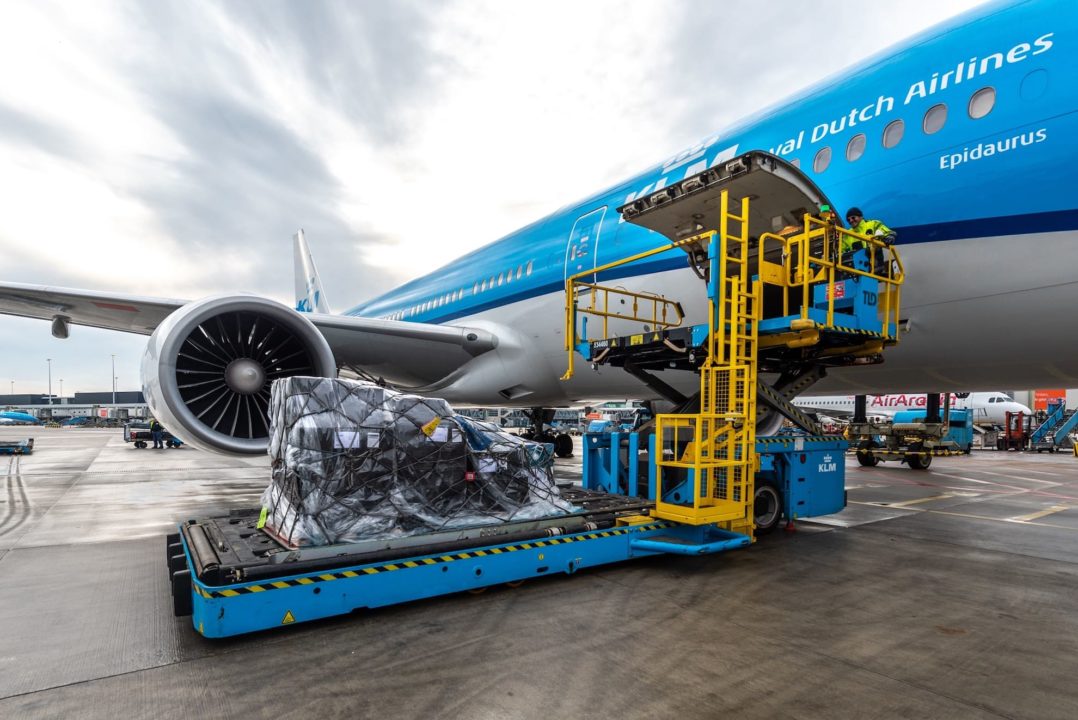 Chargement d'une soute cargo d'un avion KLM
