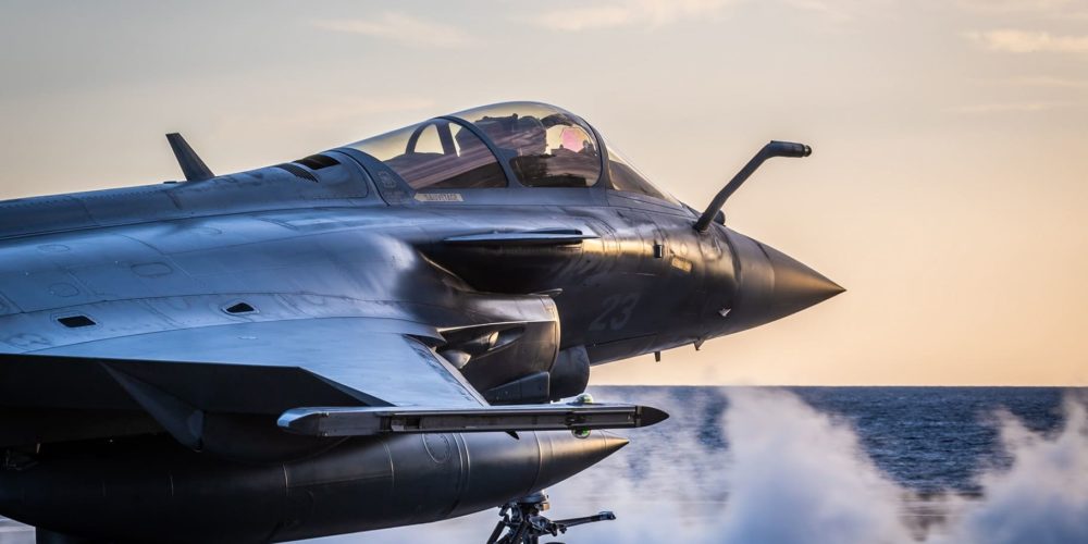 Rafale de la Marine Nationale sur le pont du porte-avions
