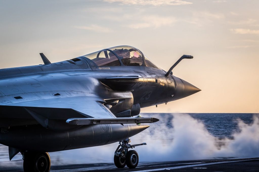 Rafale de la Marine Nationale sur le pont du porte-avions