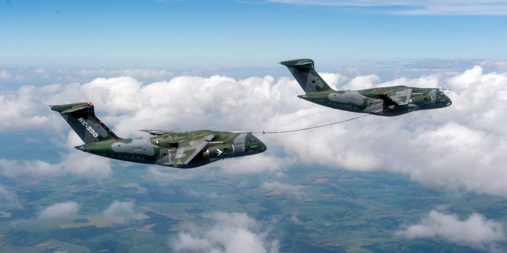 Deux KC-390 au contact pour le ravitaillement en vol