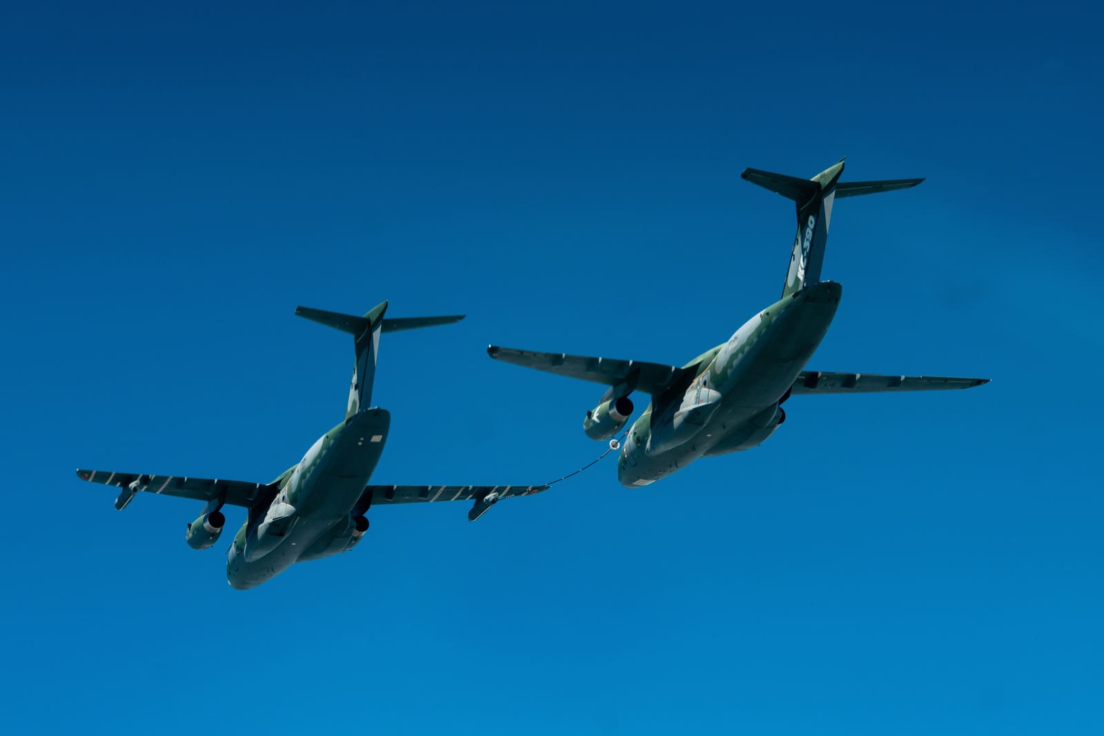 Deux KC-390 au contact pour le ravitaillement en vol