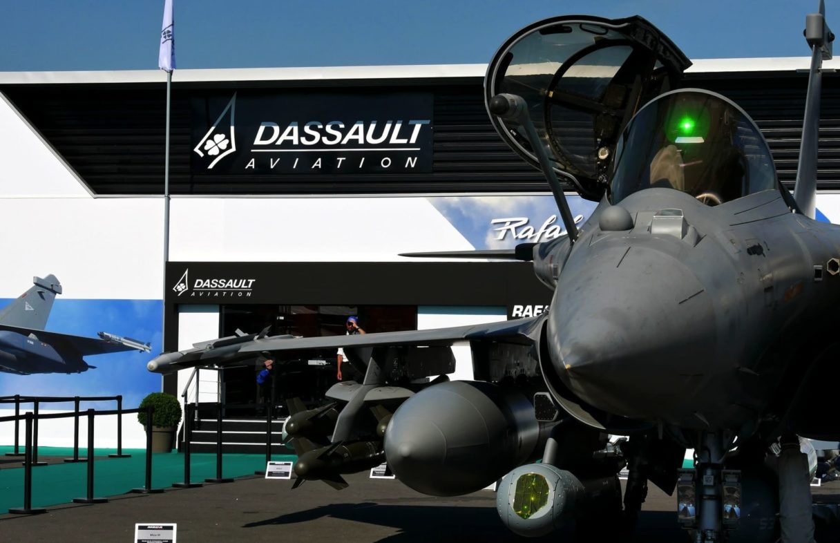 Défense : la DGA commande de nouveaux équipements avioniques Thales ...