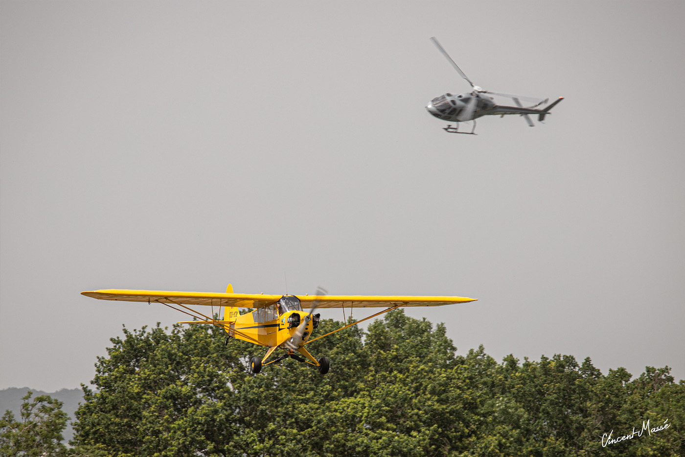 Piper Cub et hélicoptère Fennec Armée de l'Air