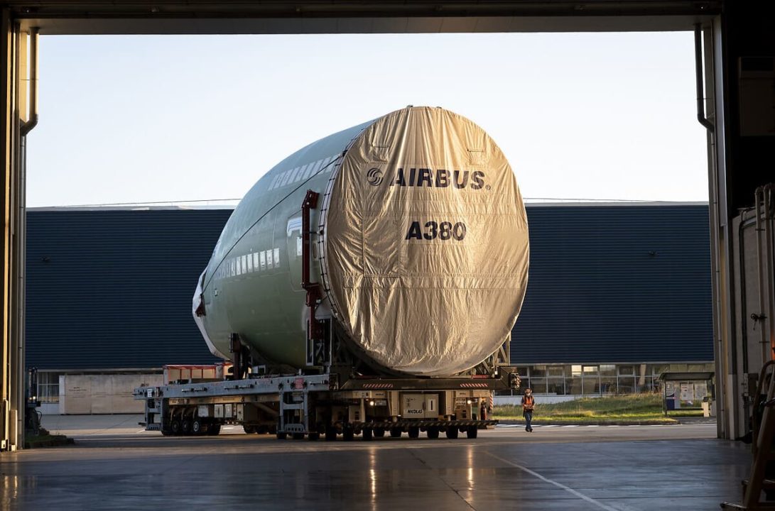 Arrivée des derniers tronçons d'A380 à Toulouse