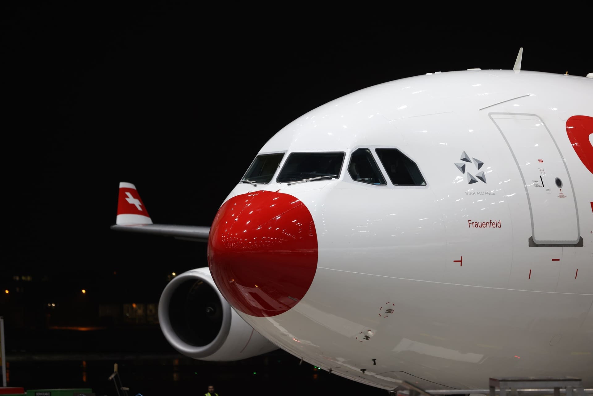 SWISS Airbus A340-300 (HB-JMA) avec le radôme peint en rouge