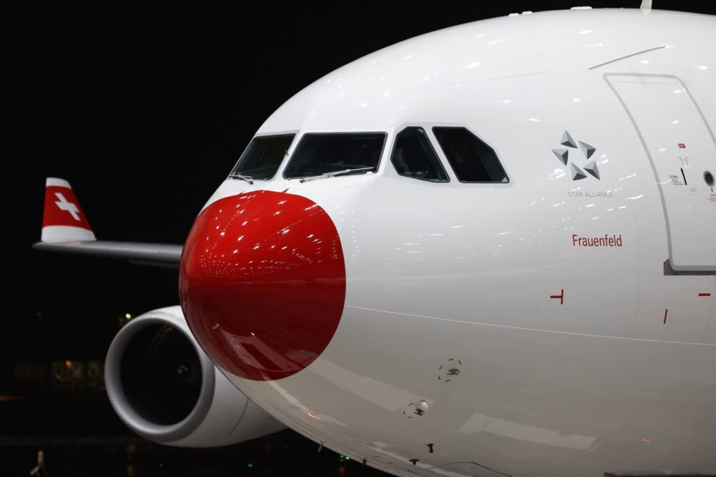 SWISS Airbus A340-300 (HB-JMA) avec le radôme peint en rouge