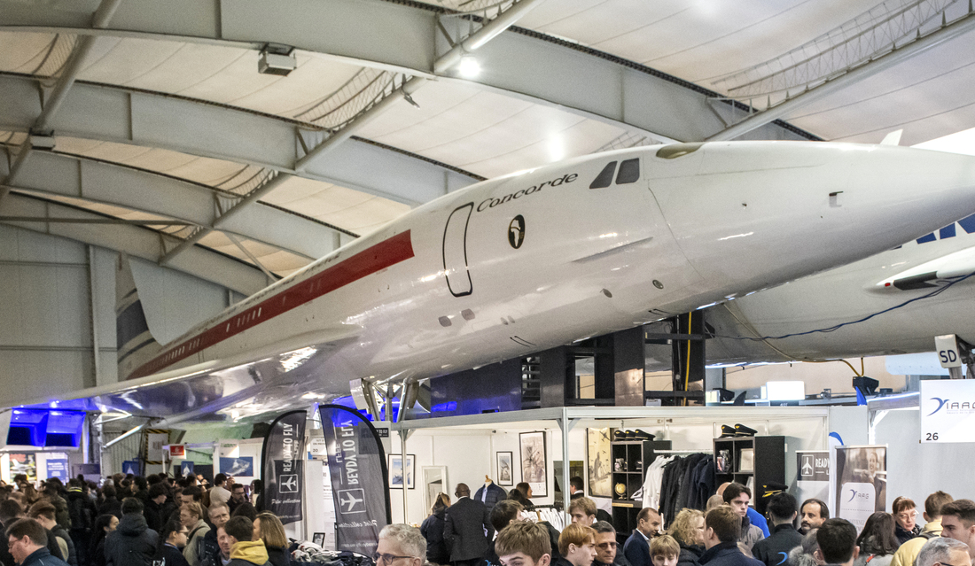 Les visiteurs et les exposants dans le hall Concorde du Bourget