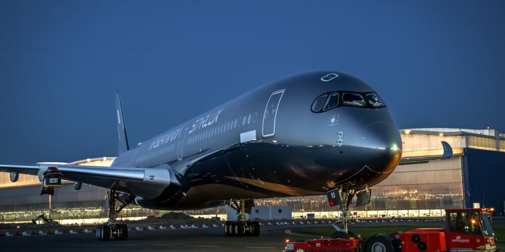 A350-1000 STARLUX AIRSORAYAMA Silver B-5855