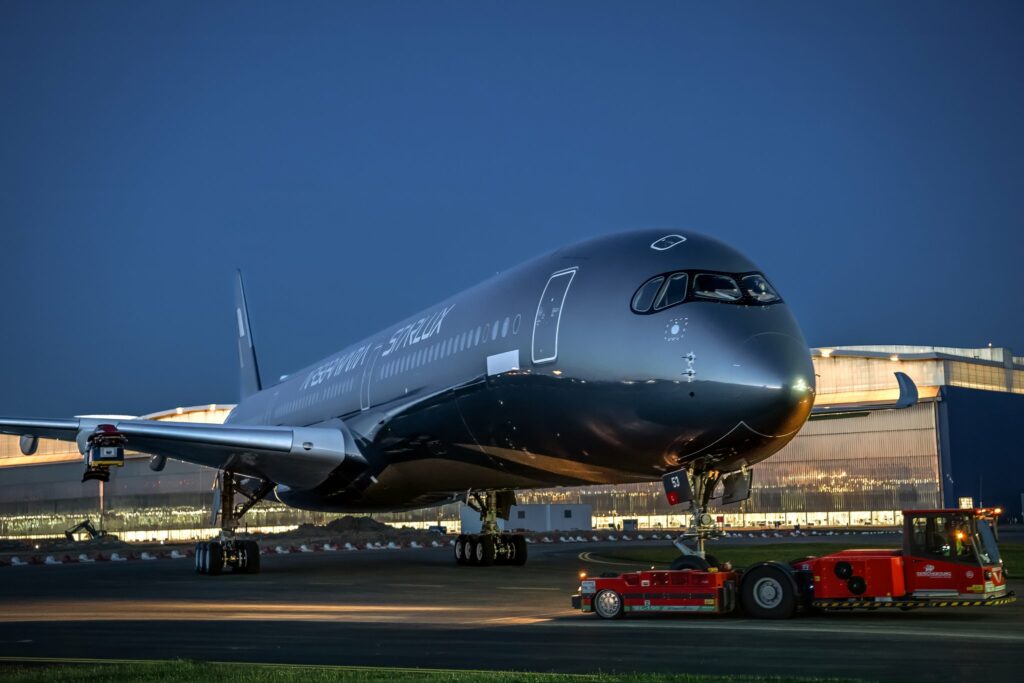 A350-1000 STARLUX AIRSORAYAMA Silver B-5855